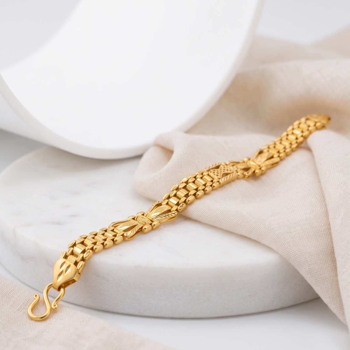 BRACELET